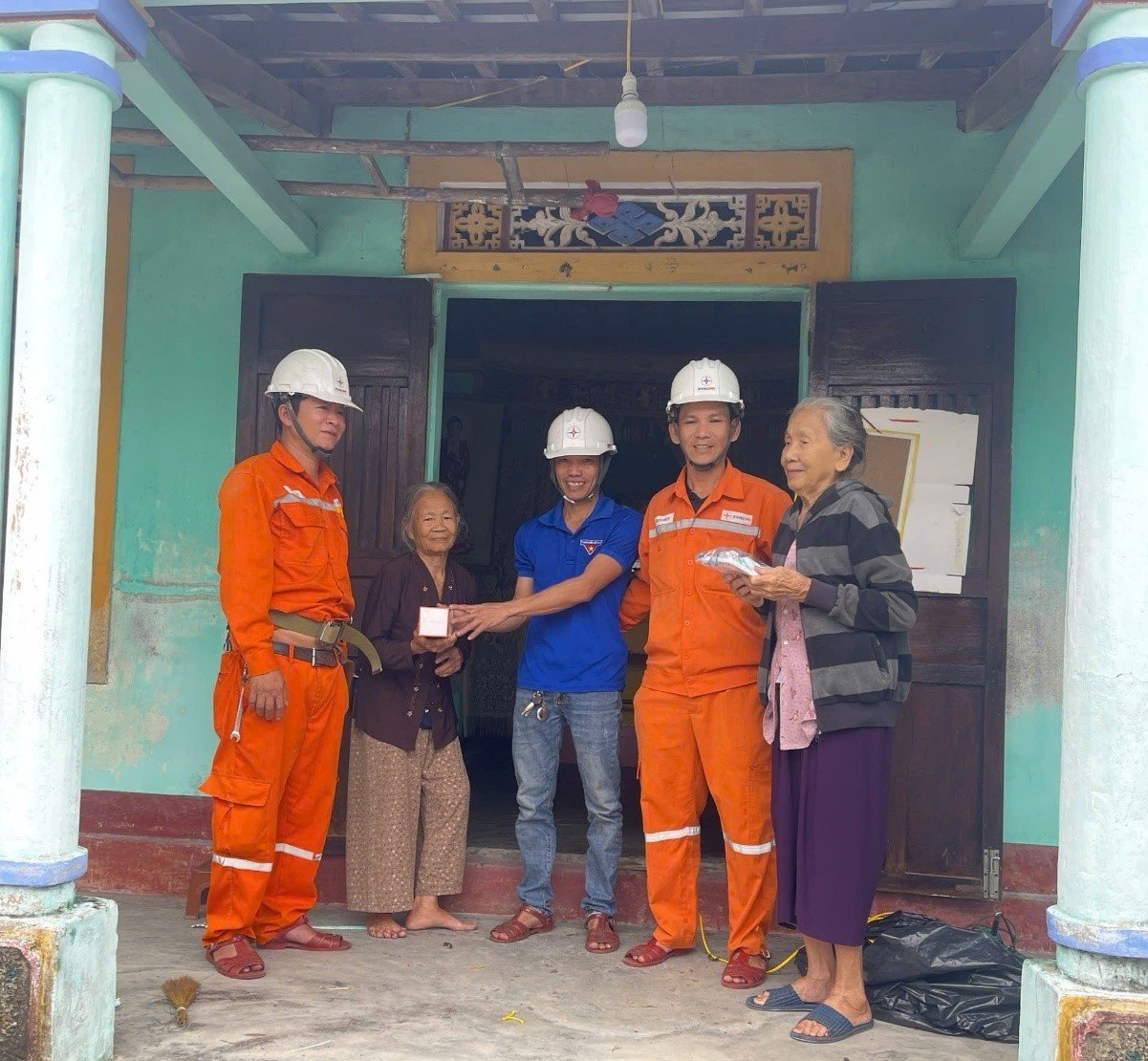 Điện lực Thừa Thiên Huế: Nhiều hoạt động ý nghĩa hướng đến cộng đồng nhân tháng “Tri ân khách hàng” - Ảnh 4.