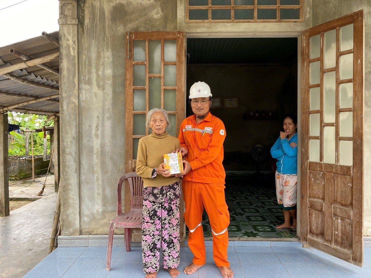 Điện lực Thừa Thiên Huế: Nhiều hoạt động ý nghĩa hướng đến cộng đồng nhân tháng “Tri ân khách hàng” - Ảnh 5.