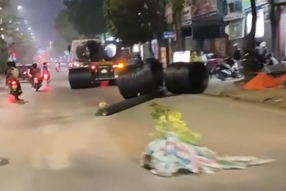 Hà Nội: 4 cuộn thép nặng hàng tấn bất ngờ rơi khỏi ô tô đầu kéo, văng xuống đường - Ảnh 1.