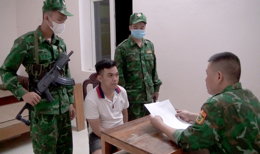 Truy bắt nghi phạm tàng trữ súng, đạn và ma túy trong đường dây vận chuyển gần 11kg ma túy- Ảnh 1.