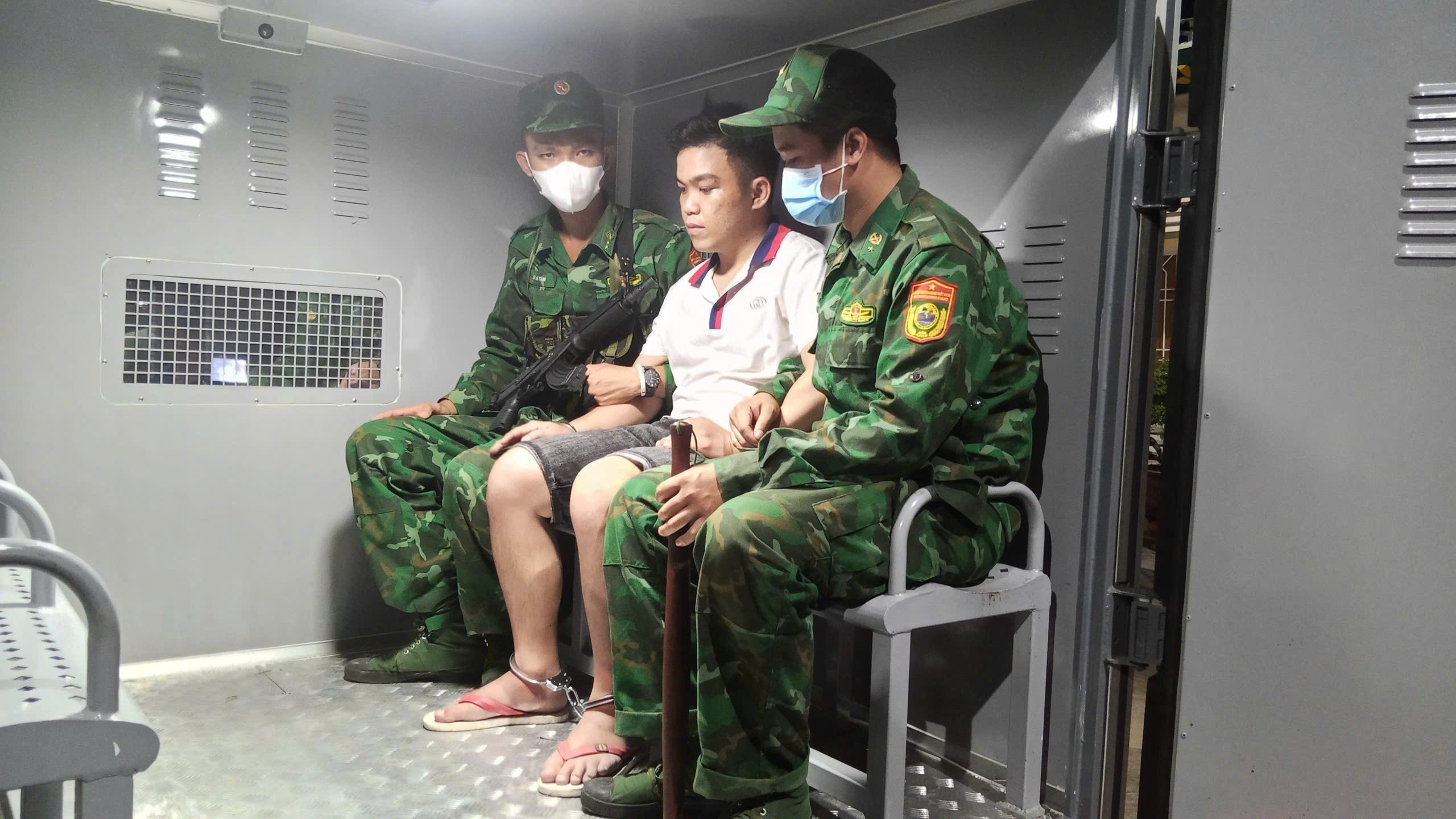 Truy bắt nghi phạm tàng trữ súng, đạn và ma túy trong đường dây vận chuyển gần 11kg ma túy- Ảnh 2.