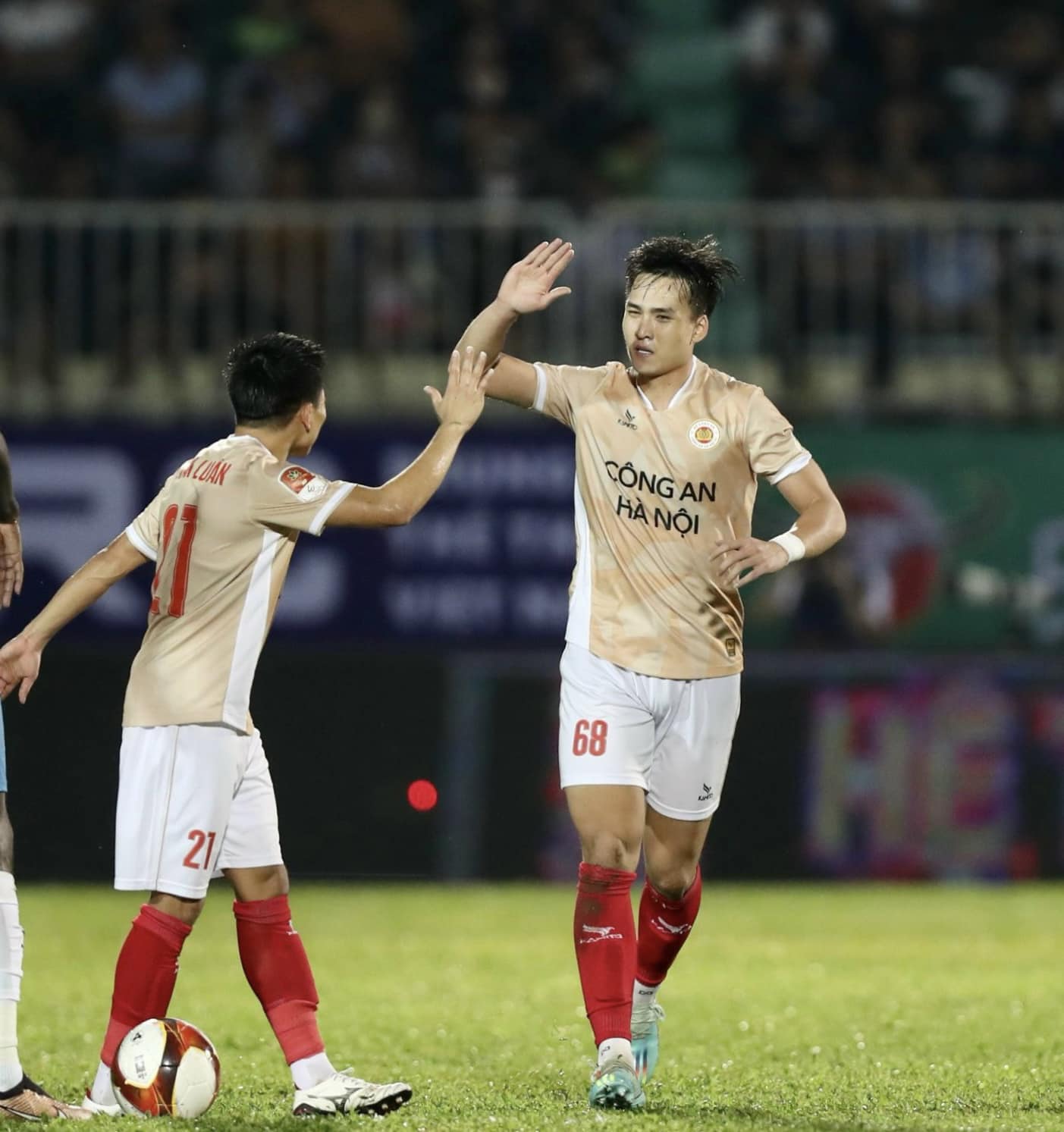 Bùi Hoàng Việt Anh nhận “lót tay” 16,5 tỷ đồng tại CLB CAHN: Đắt xắt ra miếng!- Ảnh 2.