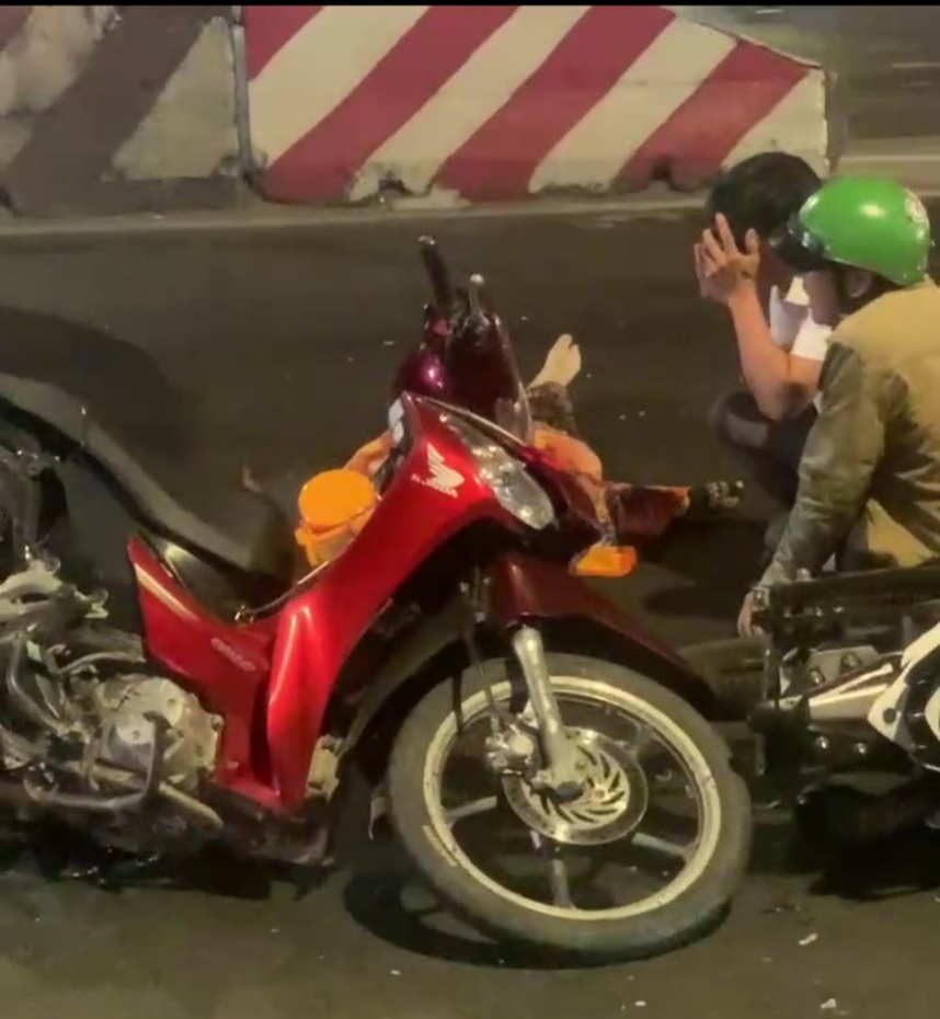 Ô tô tải đâm liên hoàn trên quốc lộ 1, tài xế lái xe gần 40 cây số qua Long An bỏ trốn- Ảnh 1.
