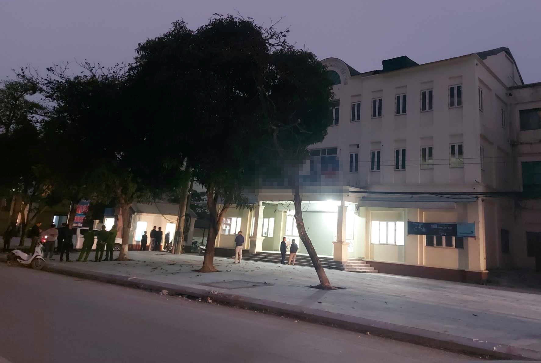 Camera ghi rõ cảnh kẻ cầm dao, đe doạ có chất nổ để cướp ngân hàng ở Cửa Lò- Ảnh 2.