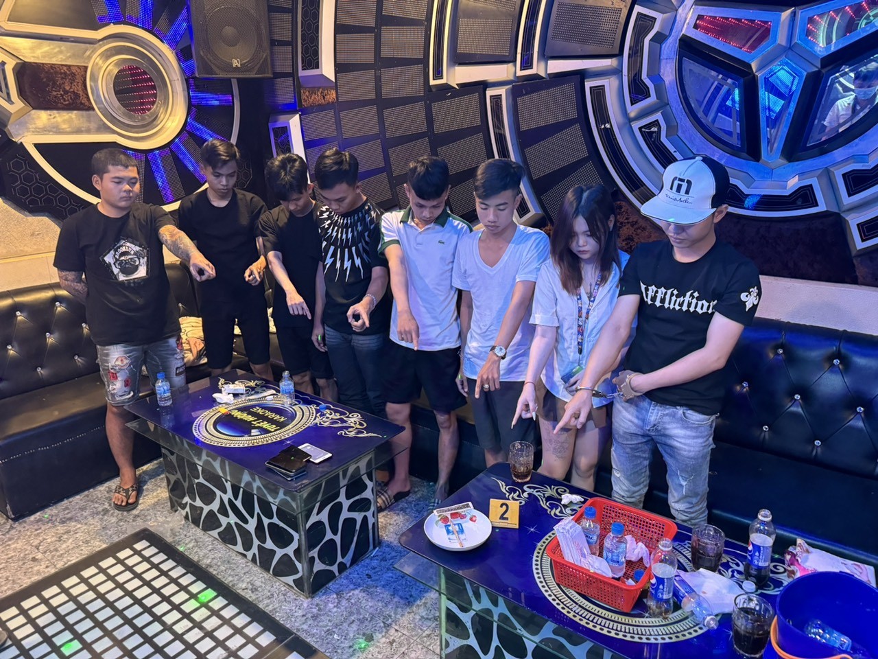 Hai đối tượng chuyên cung cấp ma túy cho quán karaoke gần biên giới ở Long An sa lưới- Ảnh 2.