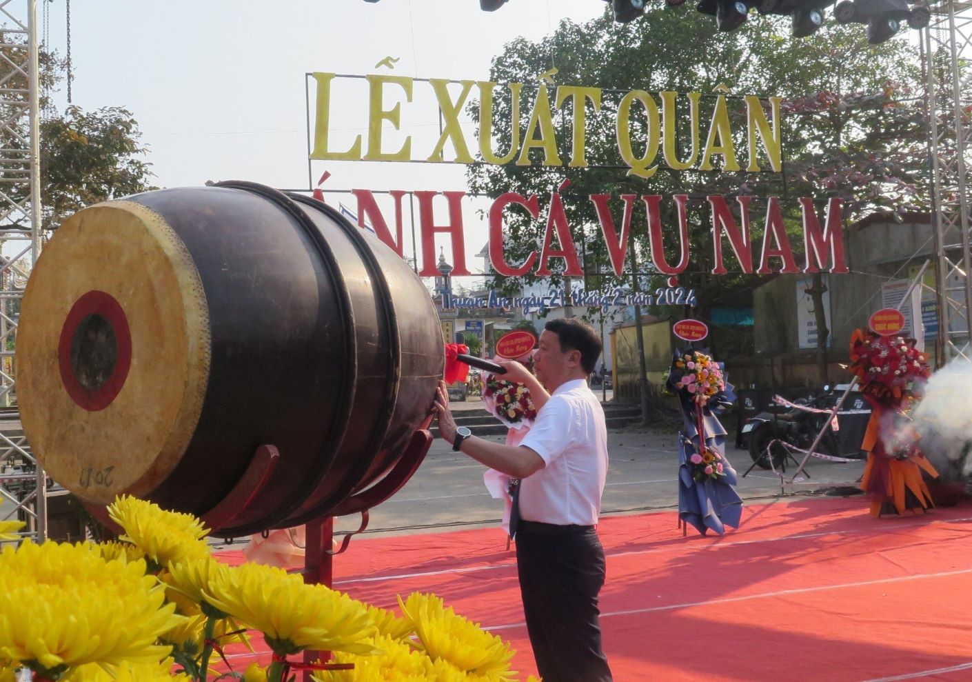 Ngư dân Thừa Thiên Huế xuất quân đánh cá vụ nam, kỳ vọng mùa biển bội thu - Ảnh 1.
