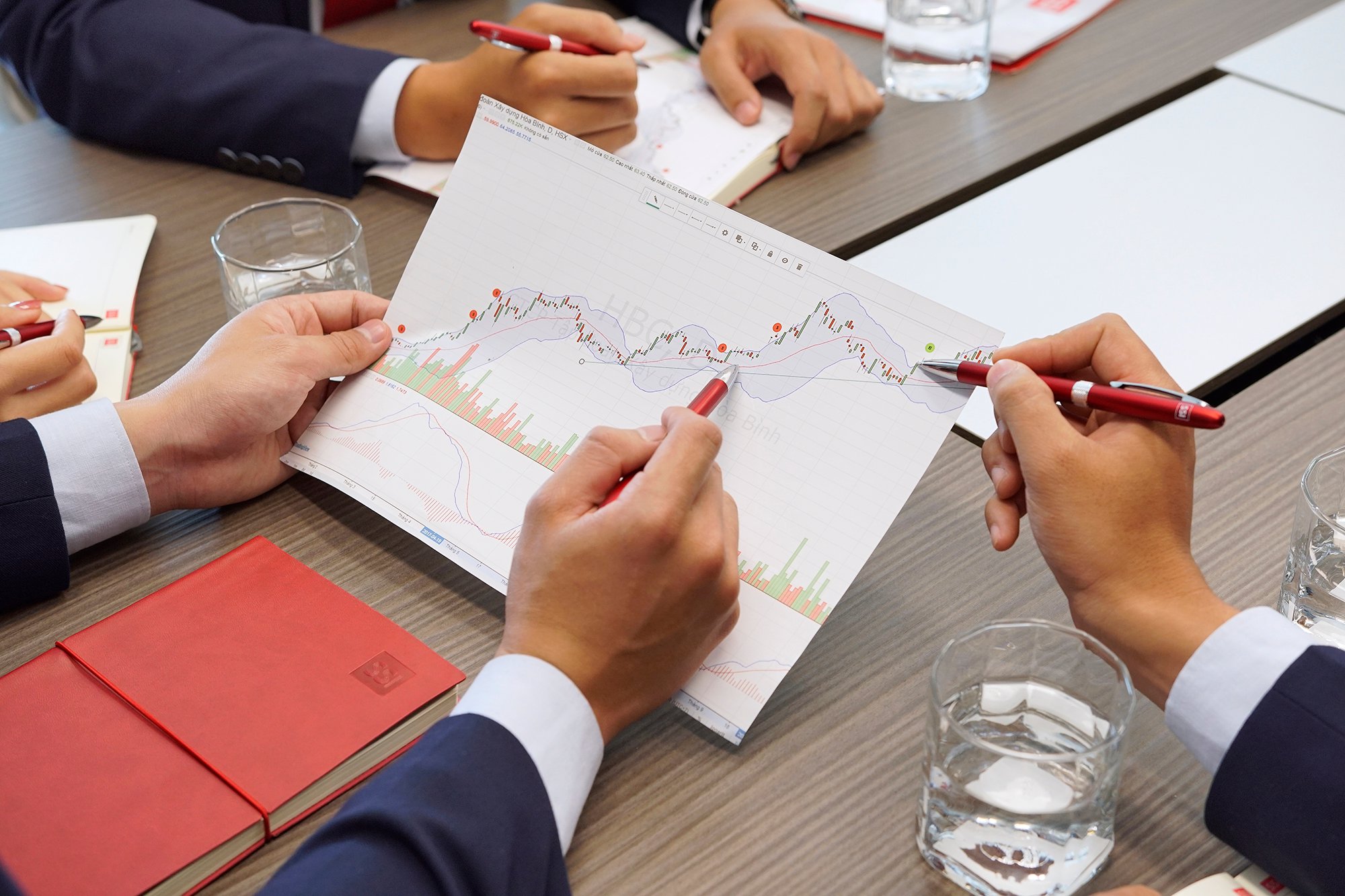 Sau phiên giảm mạnh của thị trường chứng khoán, nhà đầu tư nên làm gì khi bước vào tuần mới?- Ảnh 1.