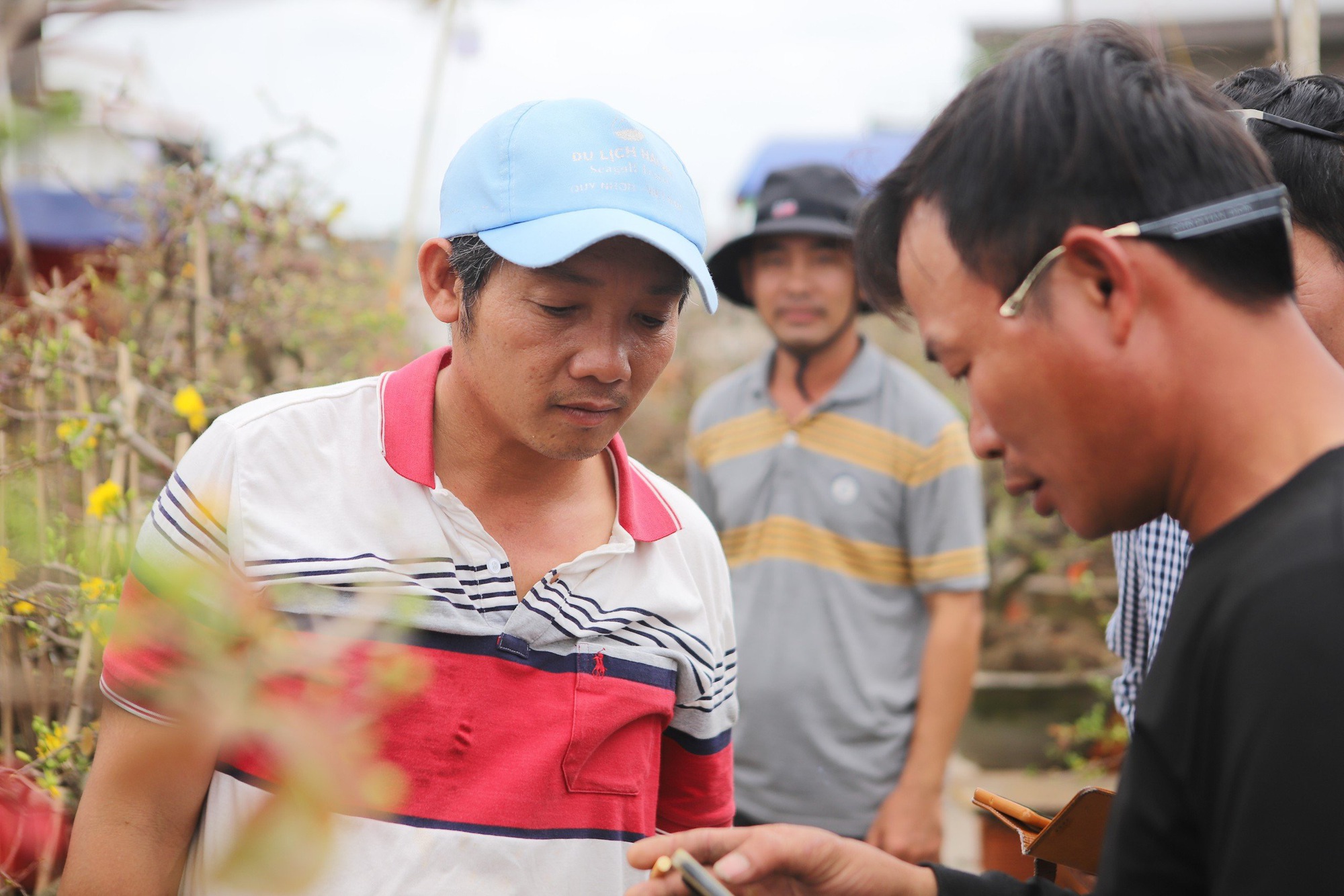 Vất vả ven Quốc lộ 1 bán mai vàng, bị đánh thức nửa đêm vẫn "vui vẻ không quạu"- Ảnh 12.