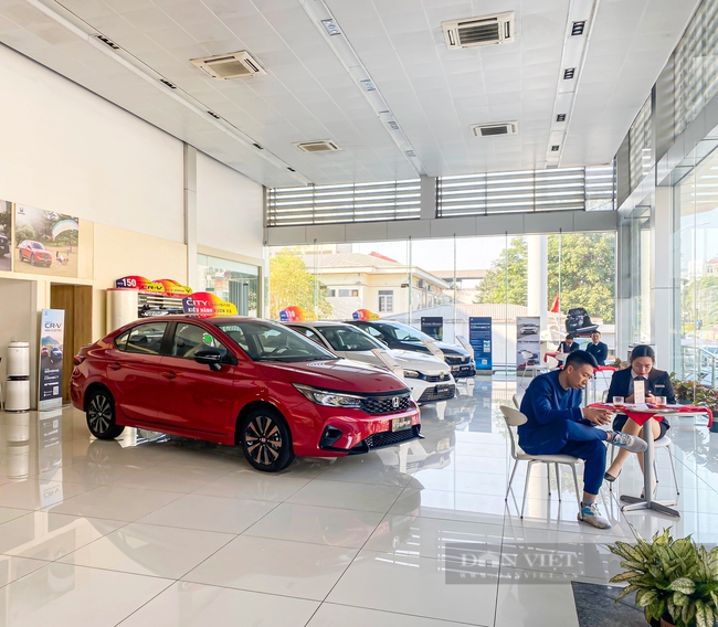 Không còn ai mua xe ngày cận Tết, showroom ô tô vắng như "chùa Bà Đanh" vẫn mở cửa chờ khách- Ảnh 1.