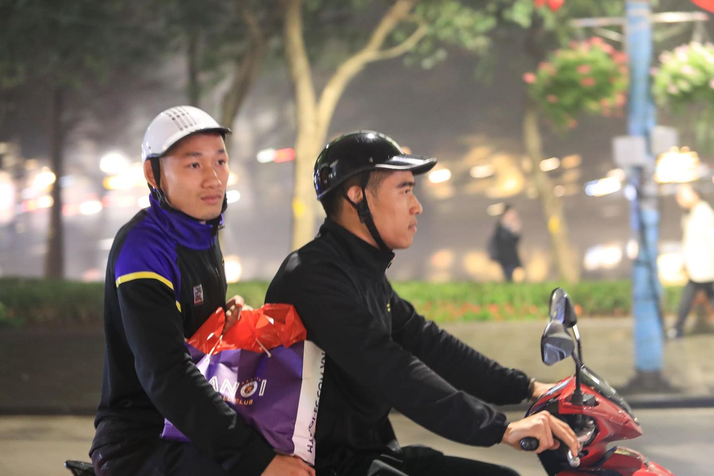 2 cầu thủ Hà Nội FC có hành động cực đẹp ngày cận tết- Ảnh 1.