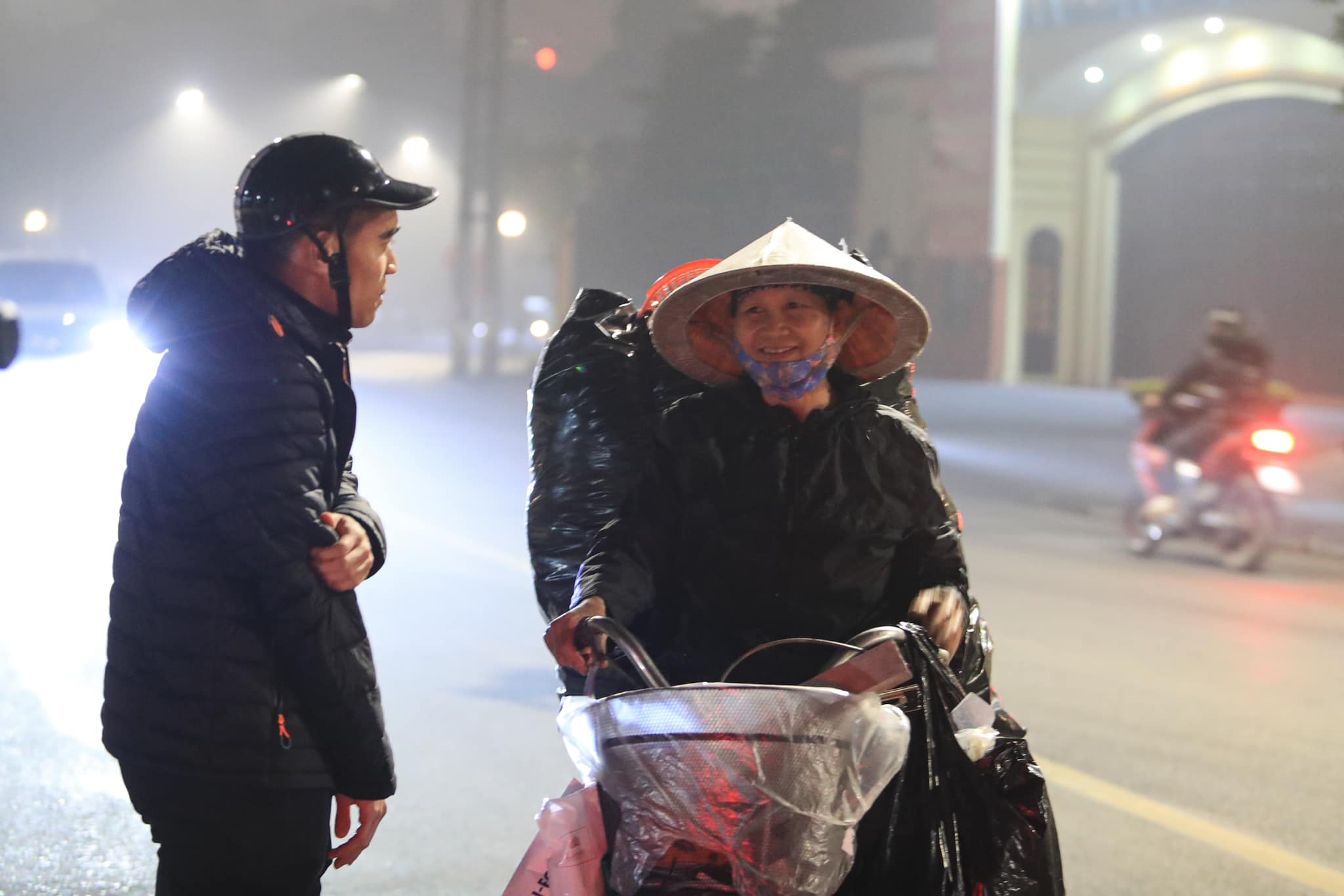 2 cầu thủ Hà Nội FC có hành động cực đẹp ngày cận tết- Ảnh 3.