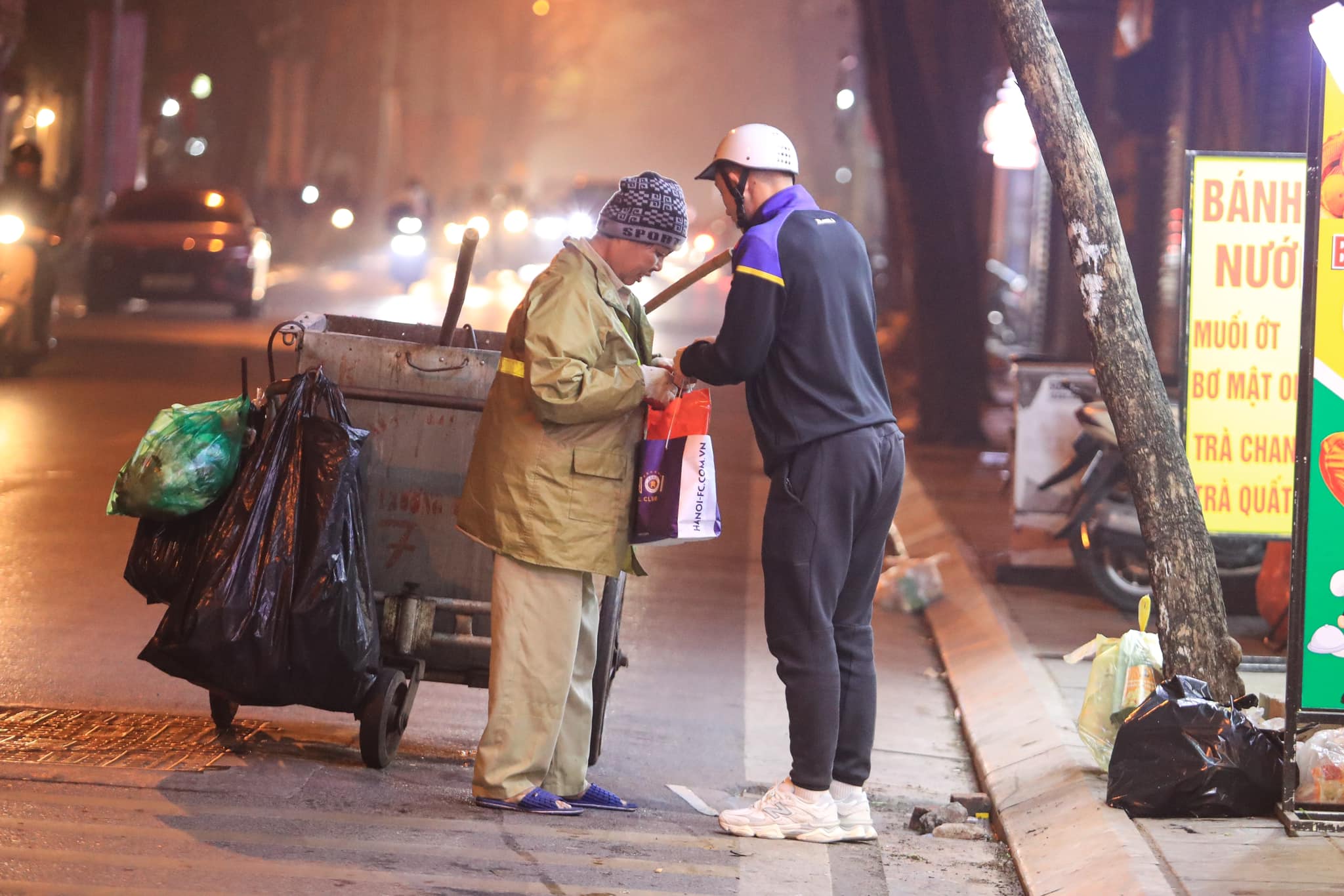 2 cầu thủ Hà Nội FC có hành động cực đẹp ngày cận tết- Ảnh 4.