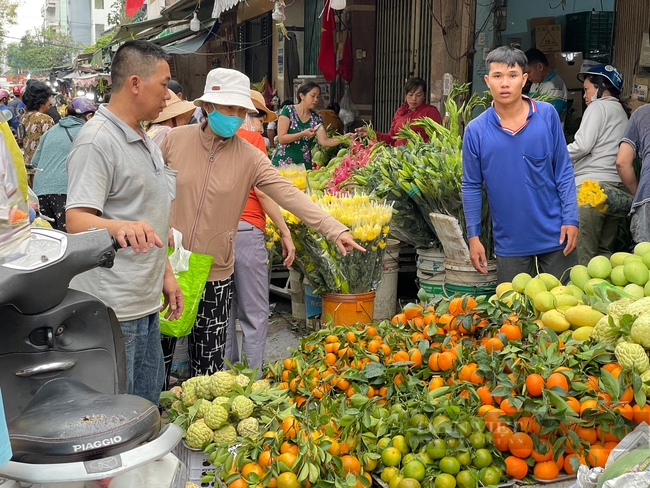 Chợ, siêu thị 30 Tết đông nghẹt: Khách đi gom đồ giảm giá, người bán sale sập sàn để đẩy hết hàng- Ảnh 1.