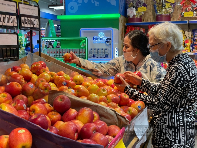 Chợ, siêu thị 30 Tết đông nghẹt: Khách đi gom đồ giảm giá, người bán sale sập sàn để đẩy hết hàng- Ảnh 4.