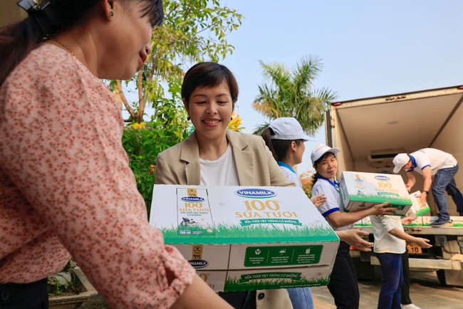 Cổ phiếu tiêu điểm hôm nay (11/3): Sức nóng của "gã không lồ" ngành sữa tăng trở lại, vì sao?- Ảnh 2.