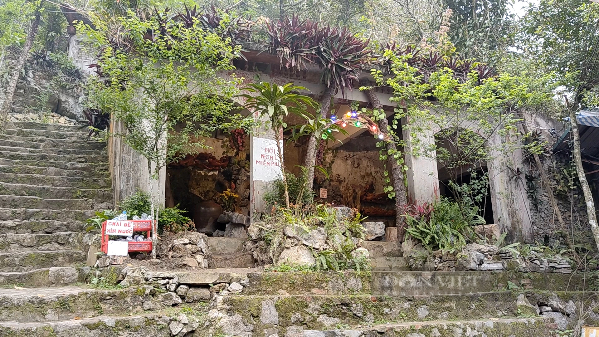 "Ma trận" tâm linh, cúng lễ cầu con và trò bịp quanh khu vực Chùa Hương- Ảnh 5.