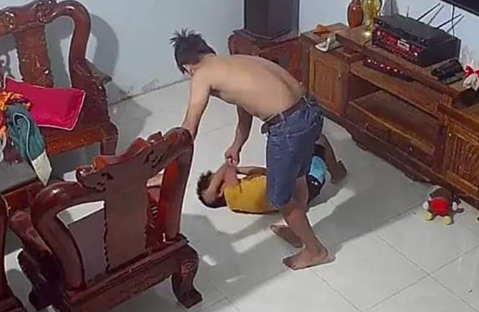 Cha dượng đánh đập dã man con riêng của vợ cũ ở Bình Phước có thể bị xử lý thế nào?- Ảnh 1.