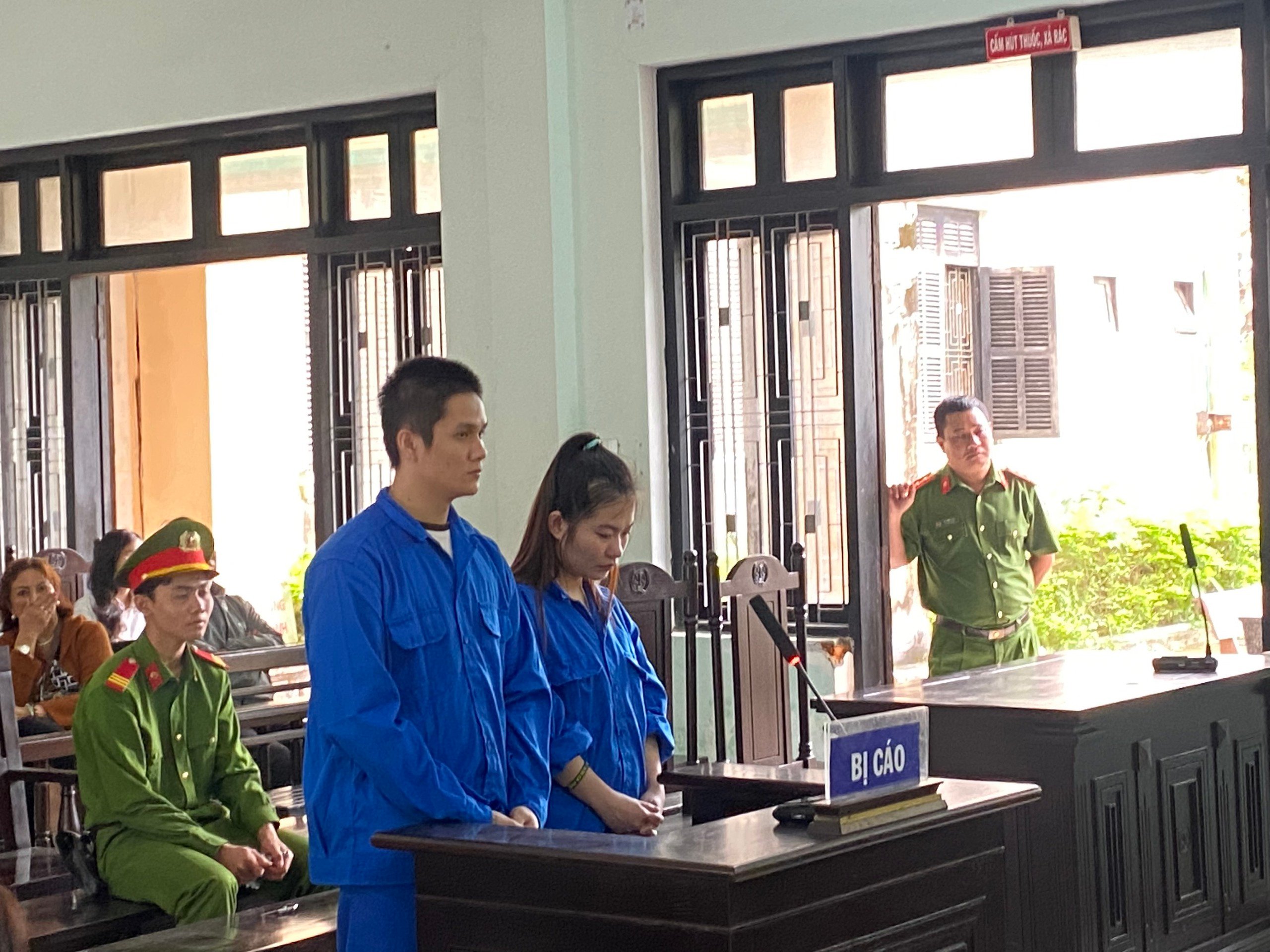  Cặp vợ chồng trẻ chuyên bán sỉ ma túy cho dân chơi ở Huế lĩnh án - Ảnh 1.
