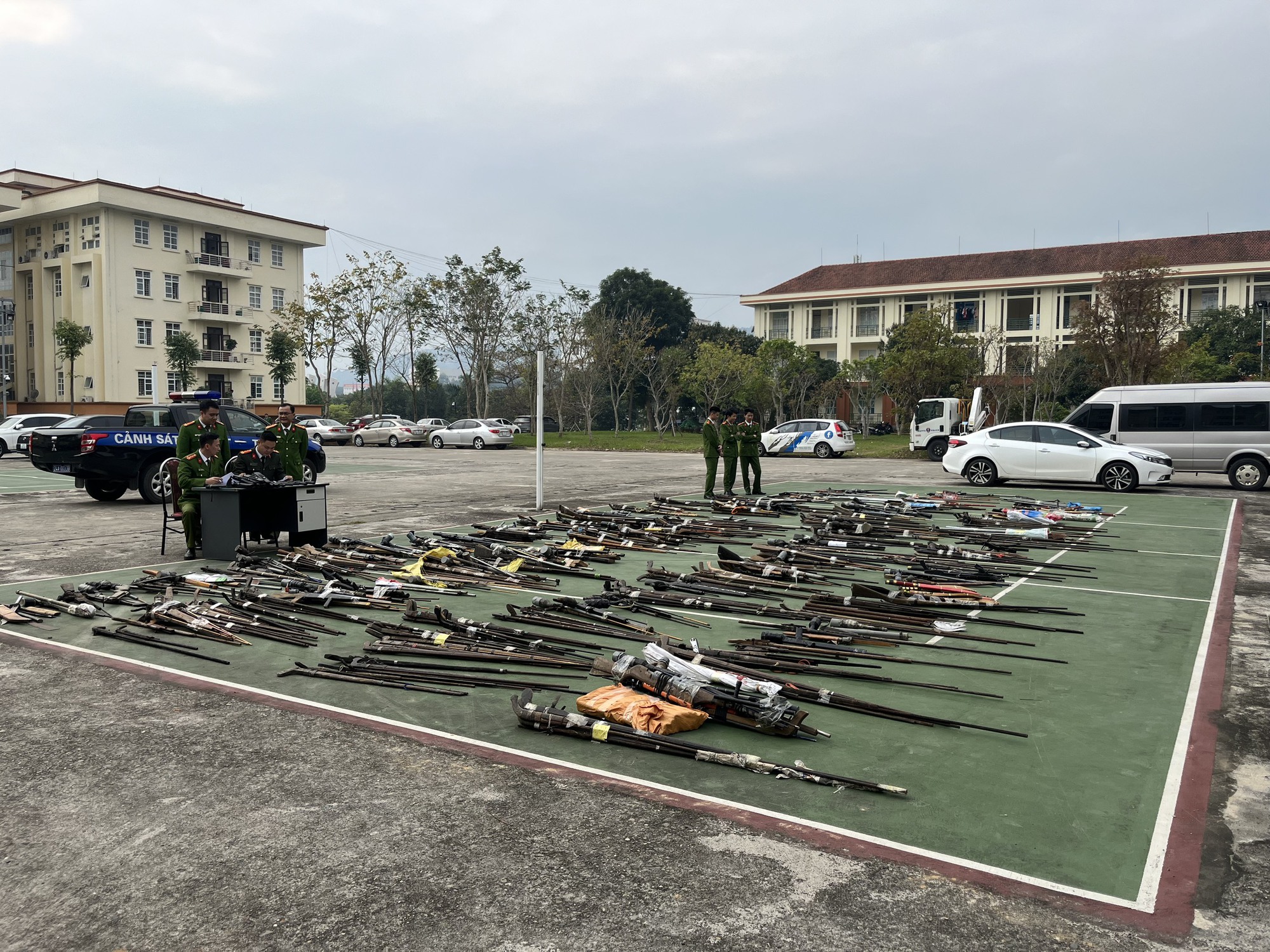 Hơn 400 vũ khí tự chế và công cụ hỗ trợ được bàn giao cho Công an tỉnh Lào Cai- Ảnh 1. Hơn 400 vũ khí tự chế và công cụ hỗ trợ được bàn giao cho Công an tỉnh Lào Cai- Ảnh 1.