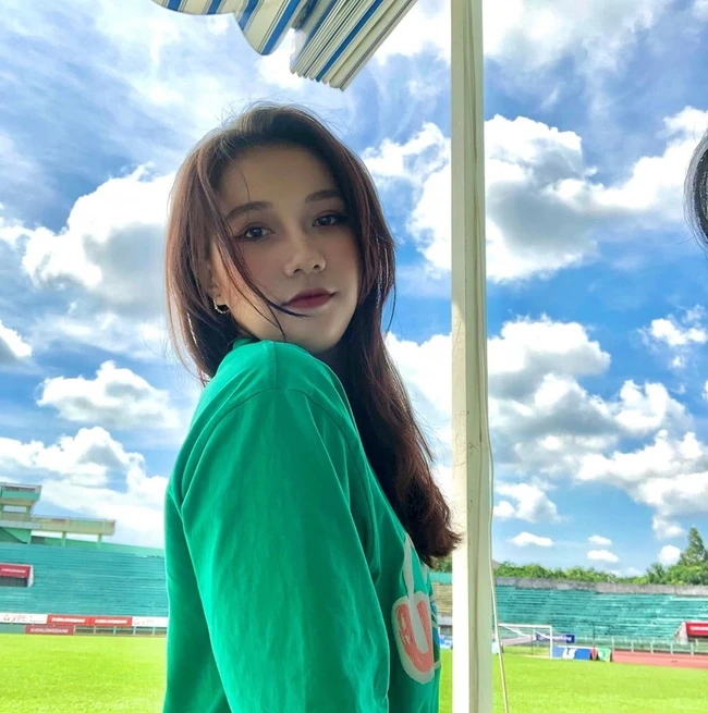 Nguyễn Lan Vy: "Hot girl" bóng chuyền Long An 18 tuổi gây “sốt” vì... quá xinh- Ảnh 3.