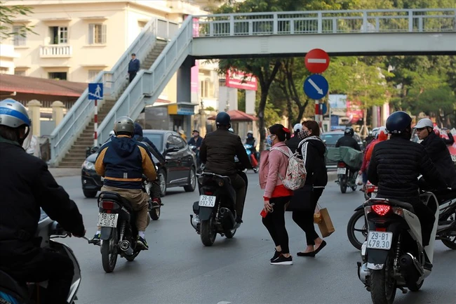 Xe máy va chạm với người đi bộ ở nơi không có đèn tín hiệu, ai phải chịu trách nhiệm?- Ảnh 1.