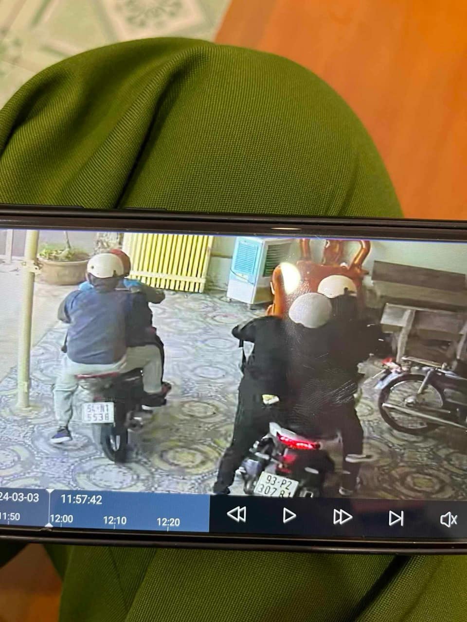 4 người đi xe máy nghi cầm vật giống súng, cướp tiệm vàng gần 1 tỷ đồng - Ảnh 1.