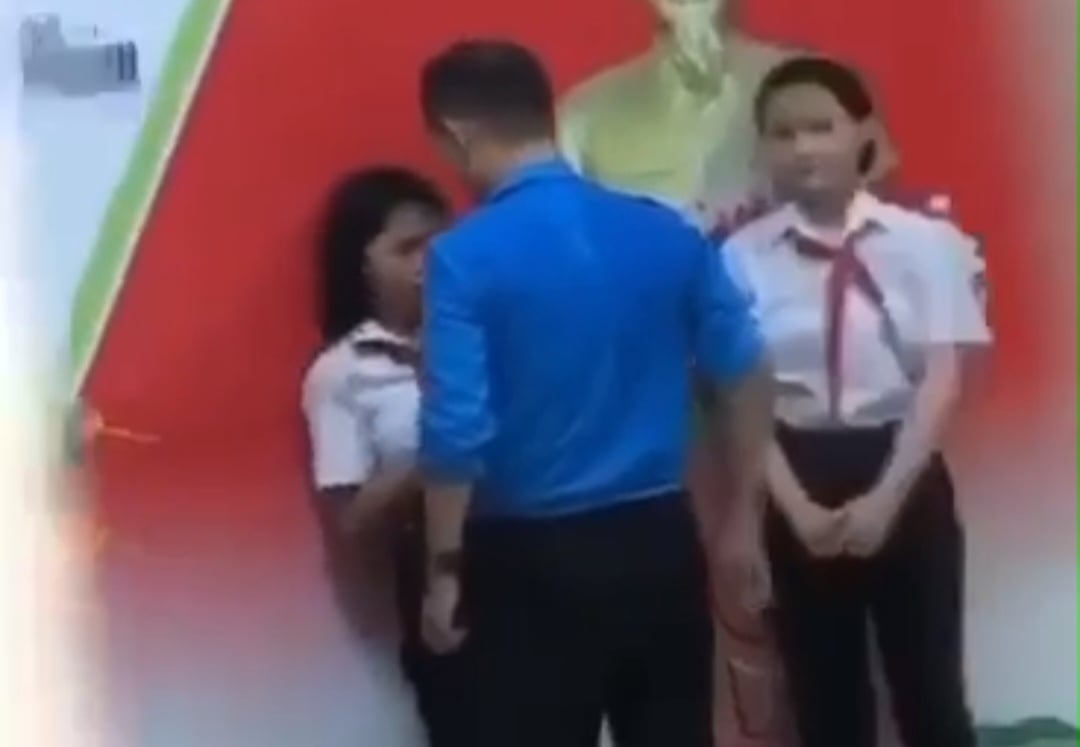 Thầy giáo túm cổ áo, ép học sinh vào tường vì "thiếu kiểm soát hành vi"?- Ảnh 1.