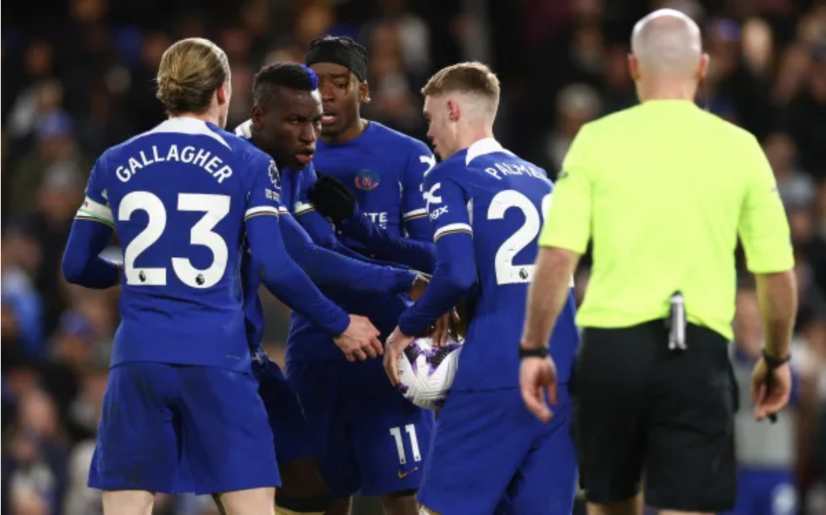 3 cầu thủ Chelsea cãi cọ, xô đẩy tranh nhau đá penalty- Ảnh 1.