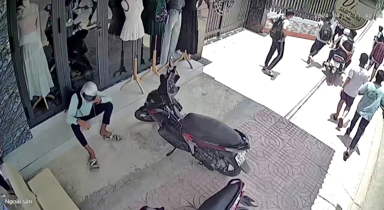 Bị nhóm thanh thiếu niên vây đánh, học sinh lớp 9 ôm đầu chịu đòn ở Long An- Ảnh 2.