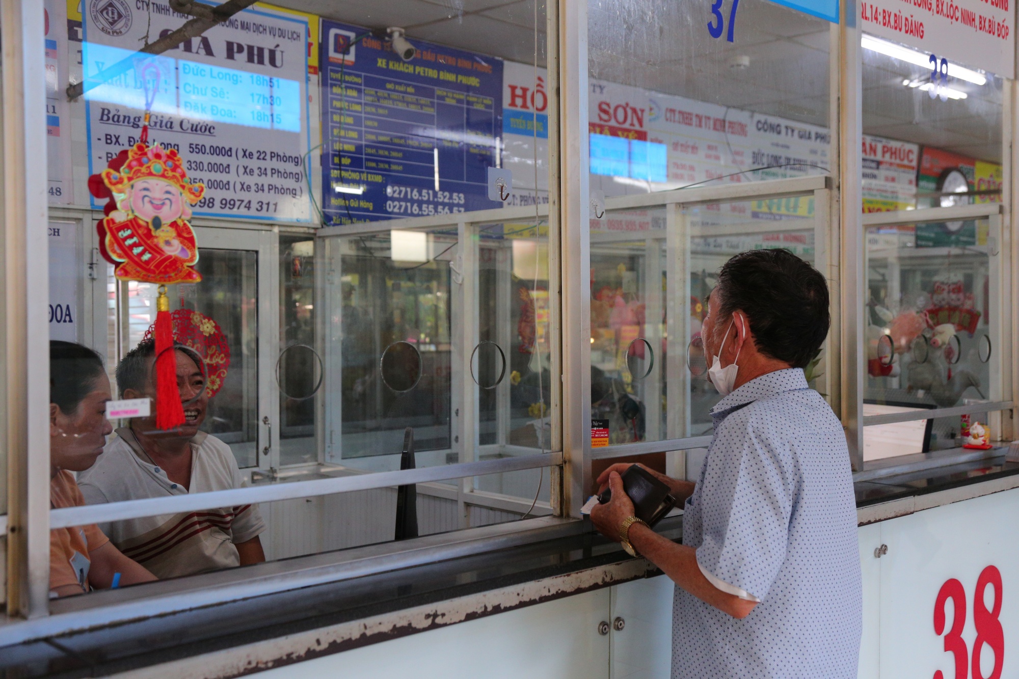 TP.HCM: Xe đậu kín bến, “cháy vé” đến các điểm du lịch dịp nghỉ lễ 30/4 – 1/5- Ảnh 2.