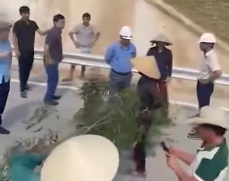 Người dân đồng ý mức đền bù, không mang cây chặn xe trước giờ thông 30km cao tốc Diễn Châu - Bãi Vọt- Ảnh 1.