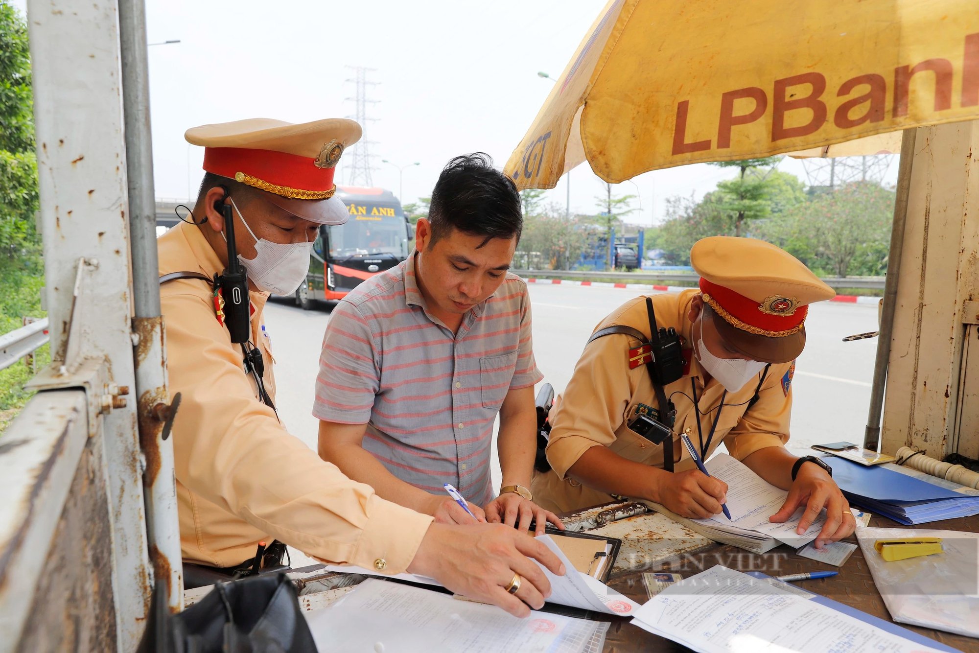 Trường hợp nào Cảnh sát giao thông được quyền dừng phương tiện để kiểm tra giấy tờ?- Ảnh 2.