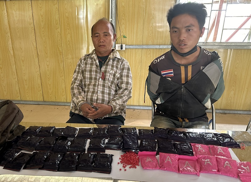 Điện Biên: Bắt hai người mang quốc tịch Lào mua bán trái phép 8.000 viên ma tuý tổng hợp- Ảnh 1.