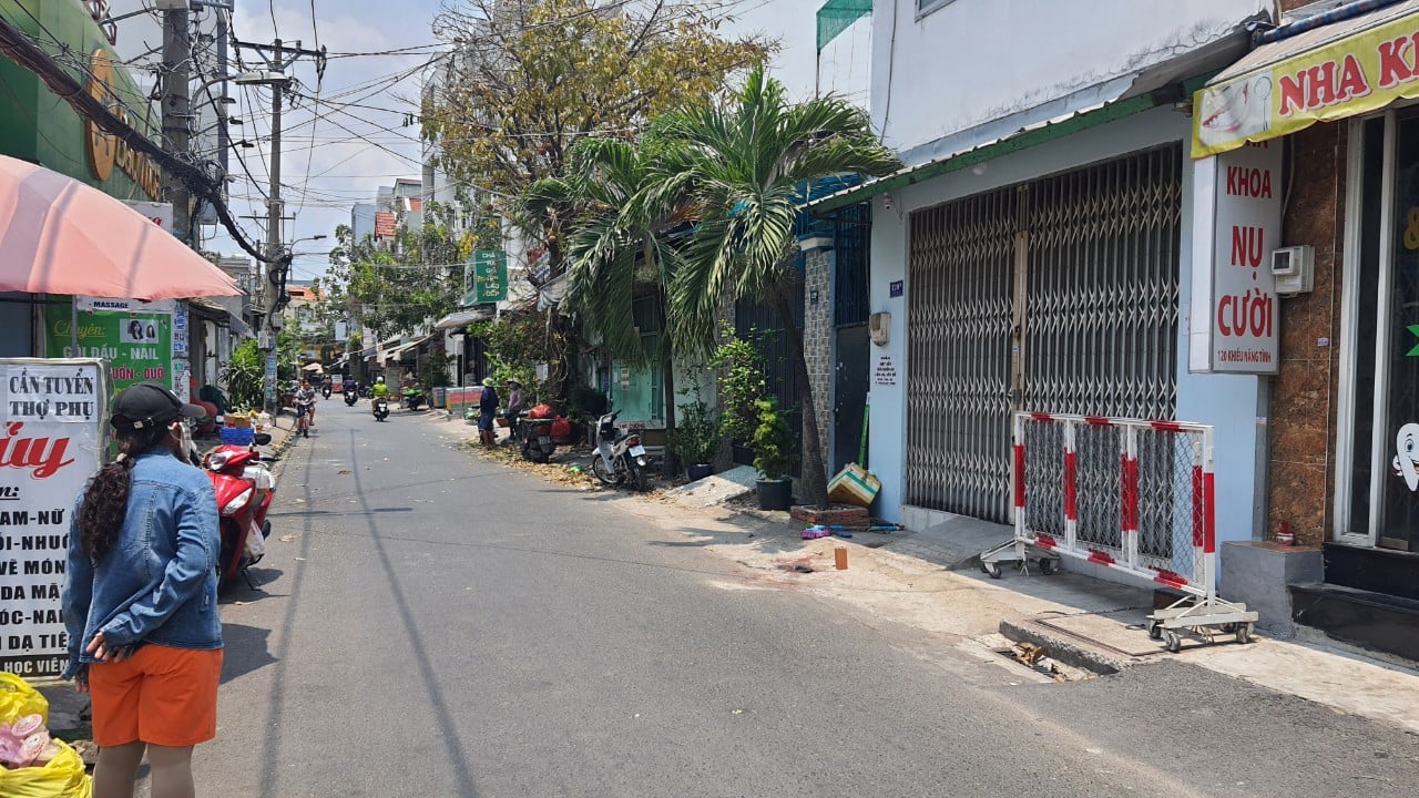 TIN NÓNG 24 GIỜ QUA: Đâm 2 người thương vong vì chuyện chó phóng uế; vờ hỏi đường rồi dâm ô nữ sinh- Ảnh 1.