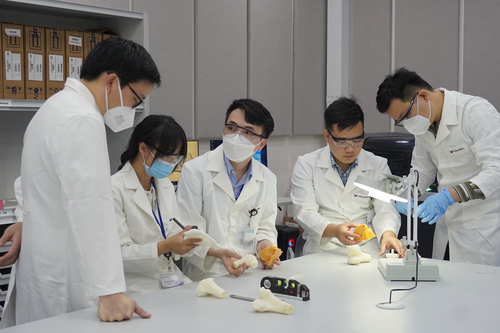 Đội ngũ Bác sĩ, chuyên gia Vinmec & VinUni kiểm tra độ tương thích của các mô hình khớp tại Trung tâm Công nghệ 3D trong Y học.
