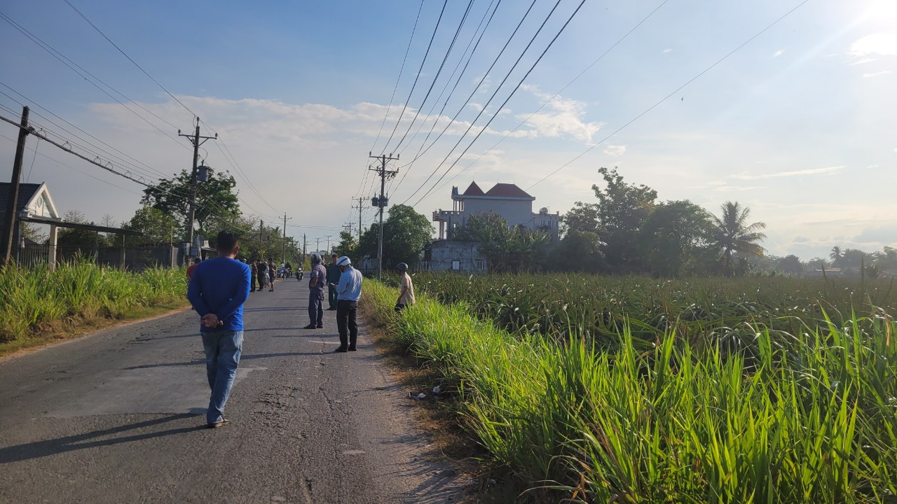 Phát hiện nam thanh niên nằm chết bên vườn thanh long ven lộ- Ảnh 1.