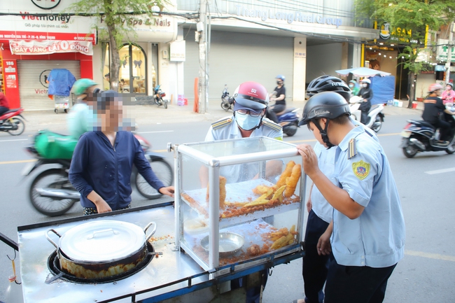 Quận Bình Thạnh ra quân giành lại vỉa hè cho người dân- Ảnh 5.