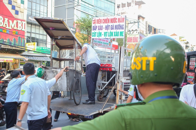 Quận Bình Thạnh giành lại vỉa hè cho dân             - Ảnh 7.