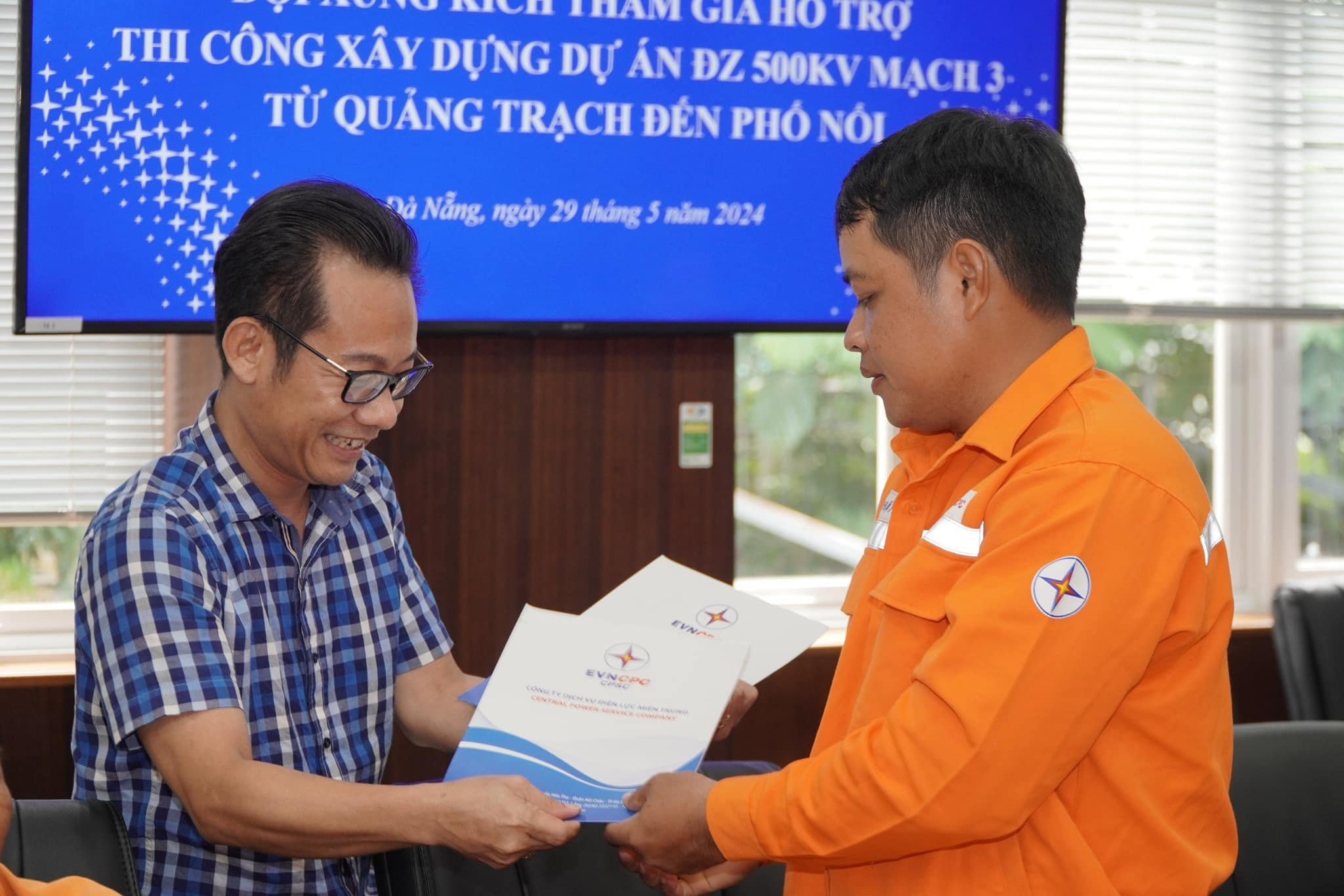 EVNCPC đồng loạt ra quân hỗ trợ hoàn thành dự án đường dây 500kV mạch 3 Quảng Trạch - Phố Nối- Ảnh 3.