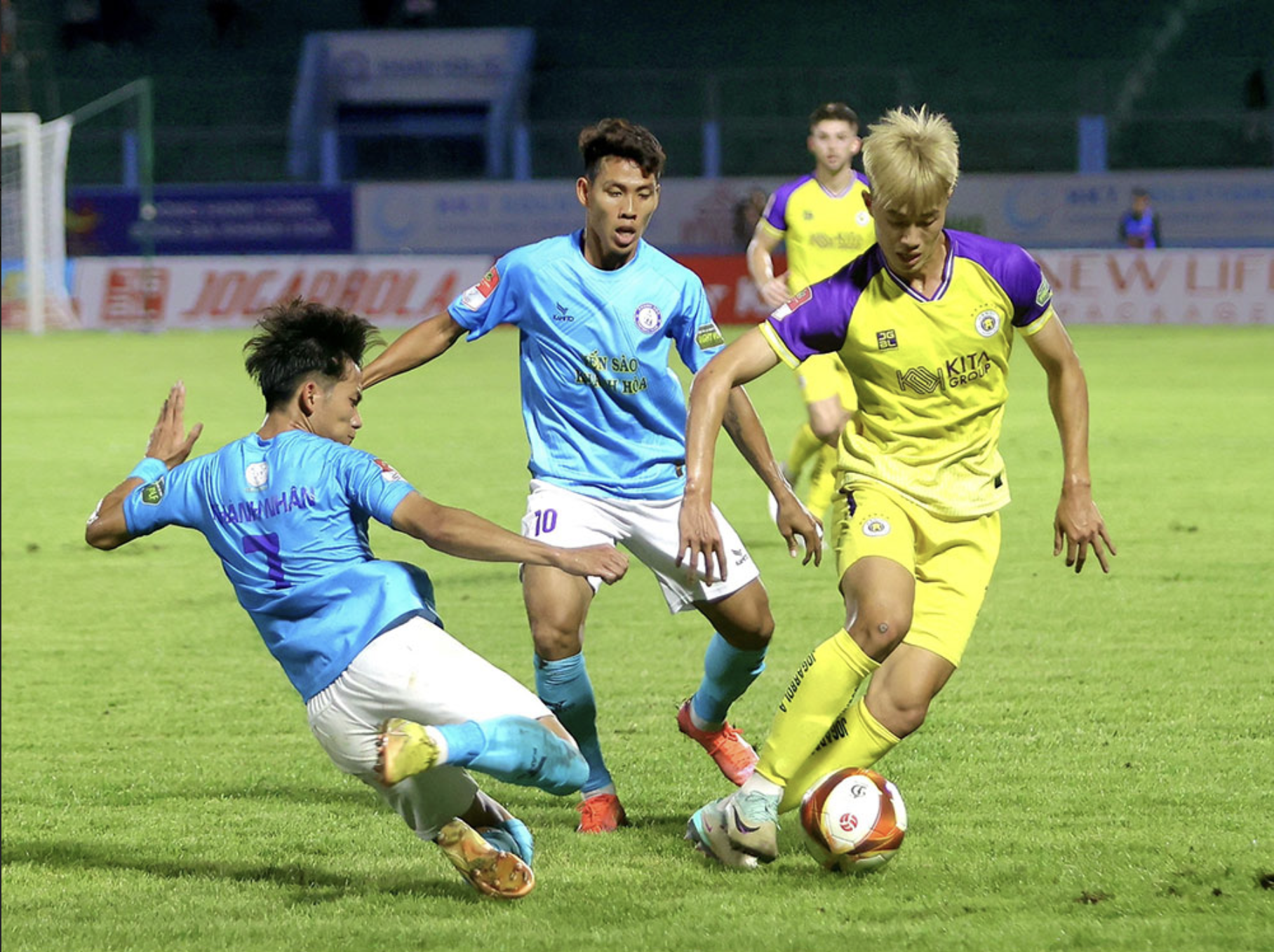CLB Khánh Hoà xuống hạng, Hà Nội FC phản ứng ra sao?- Ảnh 1.