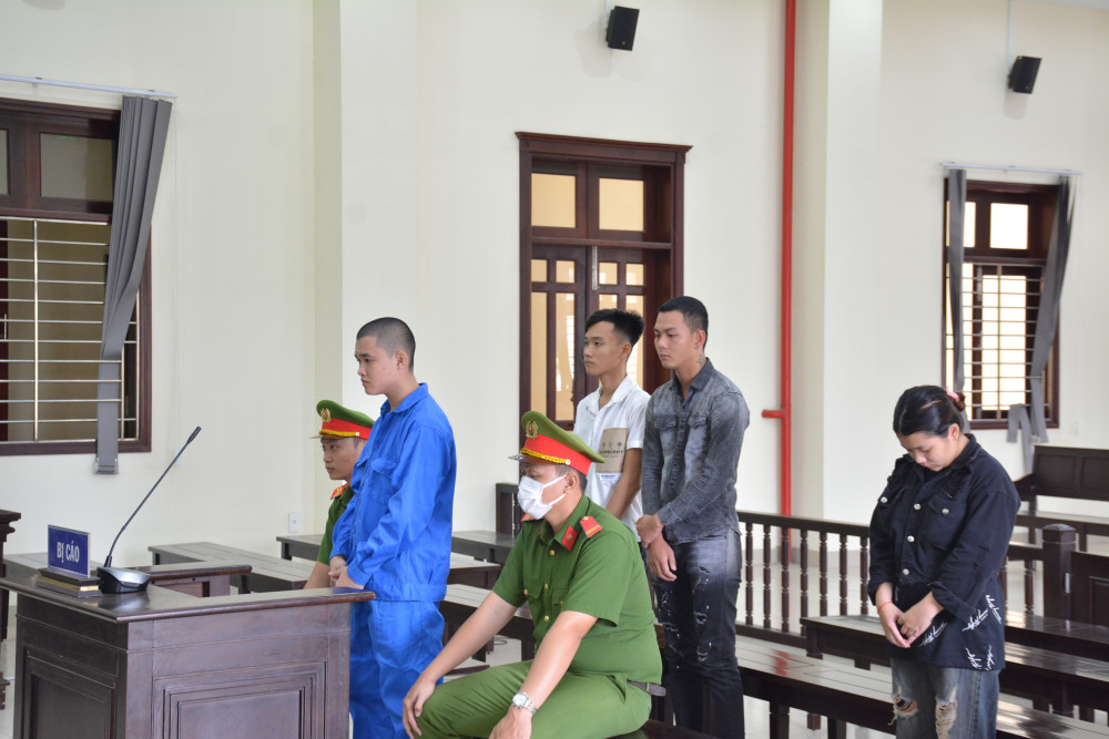 Bị chê dùng súng giả, bắn bạn tử vong, nam thanh niên nhận bản án 14 năm tù - Ảnh 1.