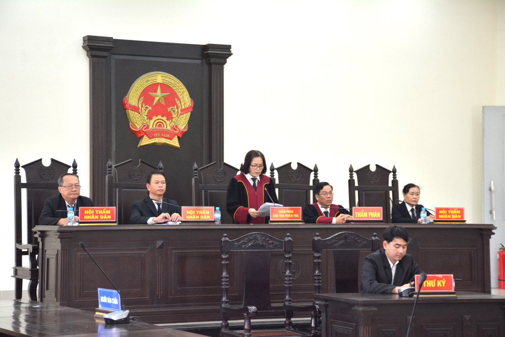Bị chê dùng súng giả, bắn bạn tử vong, nam thanh niên nhận bản án 14 năm tù - Ảnh 2.