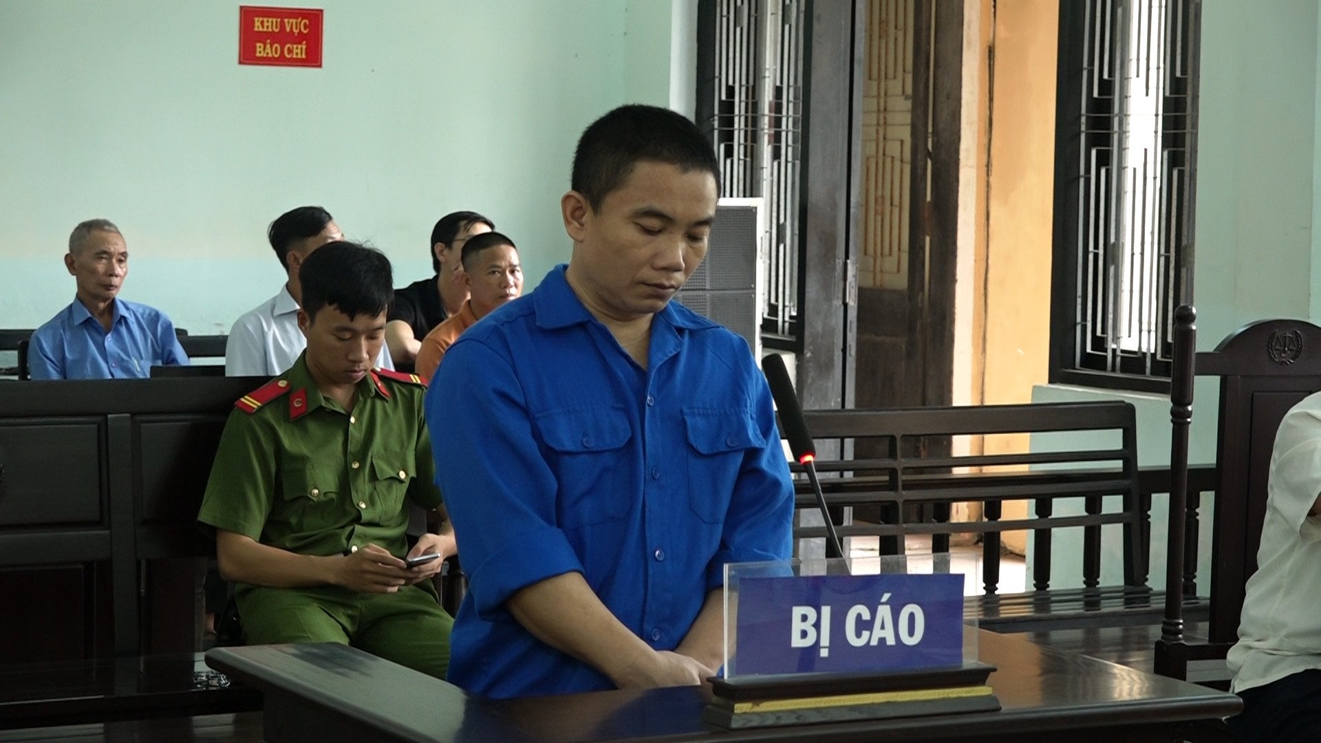 Cựu thầy giáo chiếm đoạt nhiều tỷ đồng bằng chiêu lừa “chạy việc” - Ảnh 1.