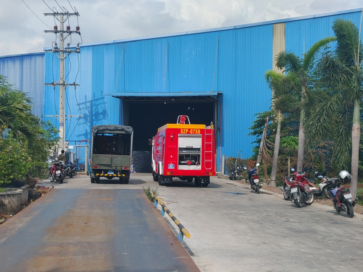 Long An: Dập tắt kịp thời đám cháy lớn bùng phát ở nhà máy Thái Dương - Ảnh 2.