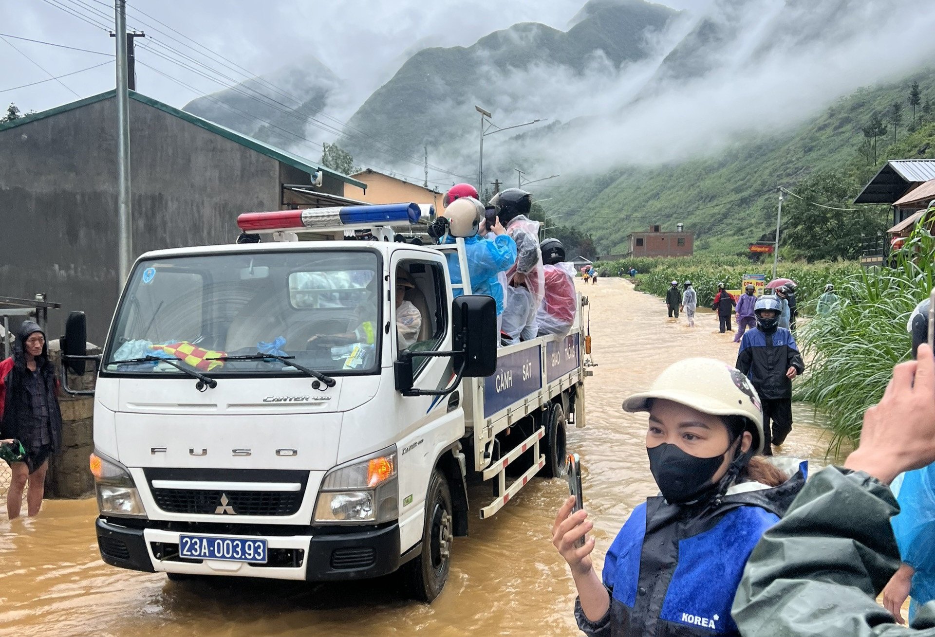 Hà Giang: Hình ảnh đẹp của chiến sĩ Công an Nhân dân trong những ngày mưa lũ- Ảnh 3.
