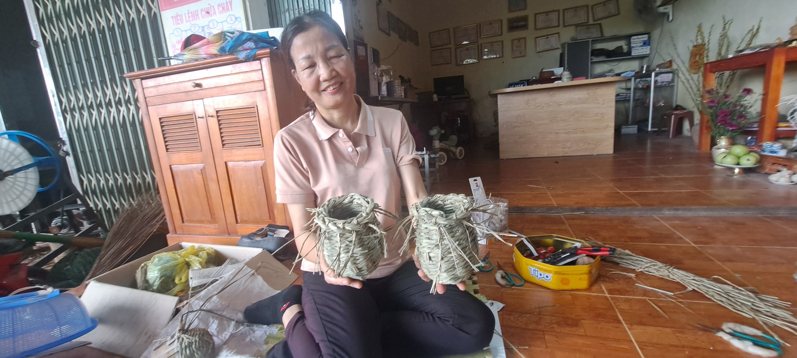 Trong lúc "vượt cửa tử", một phụ nữ Hòa Bình "ngộ" ra cách đưa nghề đan cỏ dại về làng- Ảnh 2.