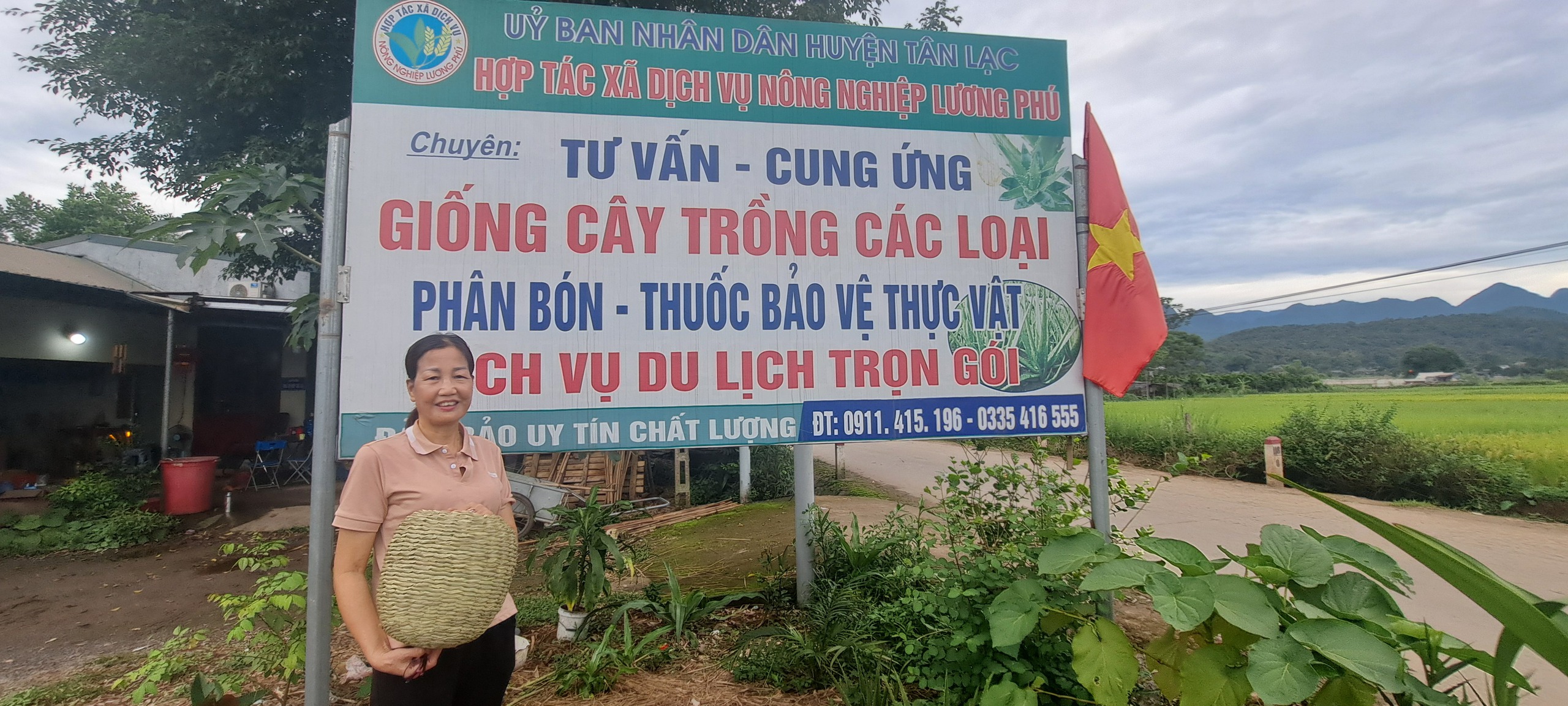 Trong lúc "vượt cửa tử", một phụ nữ Hòa Bình "ngộ" ra cách đưa nghề đan cỏ dại về làng- Ảnh 1.