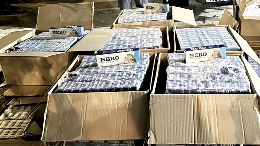 Bắt giữ ô tô tải chở nhiều thùng thuốc lá ngoại nhập lậu- Ảnh 1.