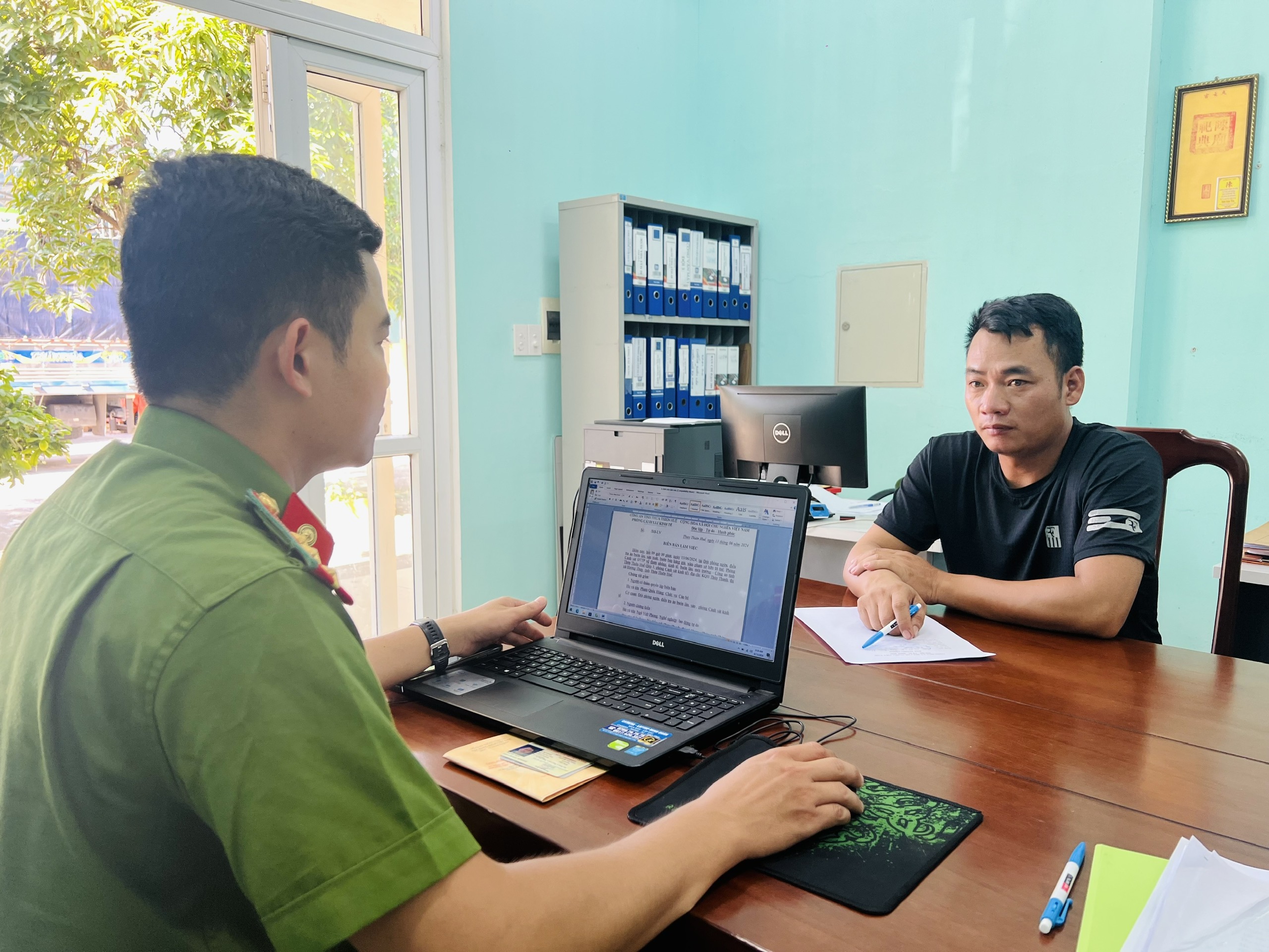 Công an Thừa Thiên Huế bắt giữ xe tải chở hàng trăm kg khí cười đi tiêu thụ- Ảnh 2.