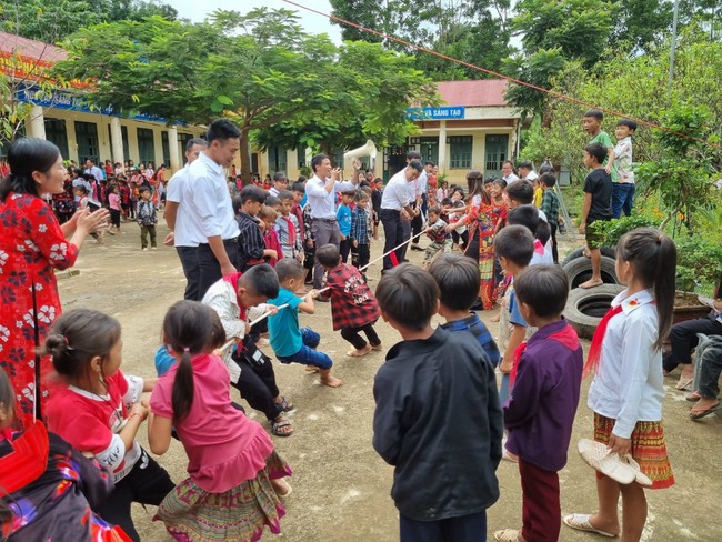 Trường PTDTBT Tiểu học Chung Chải số 2: Phát huy tinh thần đoàn kết, hoàn thành nhiệm vụ năm học 2023 - 2024- Ảnh 3.